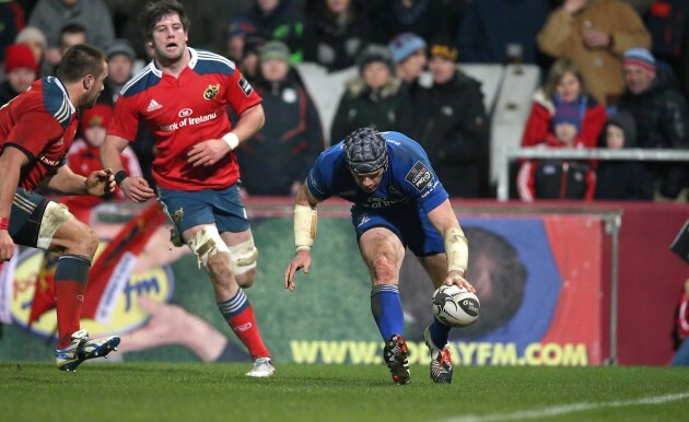 Shane Jennings scores a try