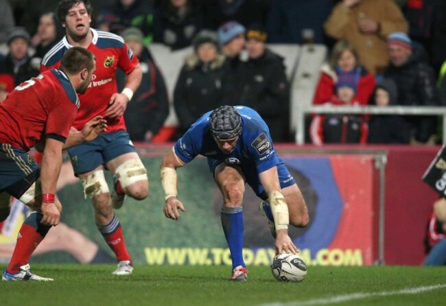 Shane Jennings scores a try
