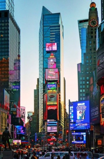 The one empty building in the heart of Times Square ·