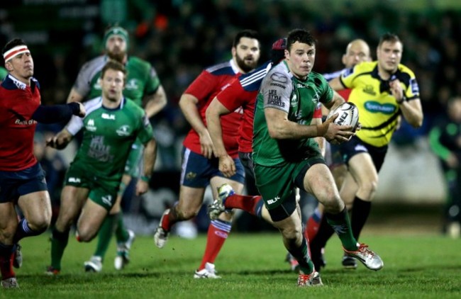 Robbie Henshaw makes a break