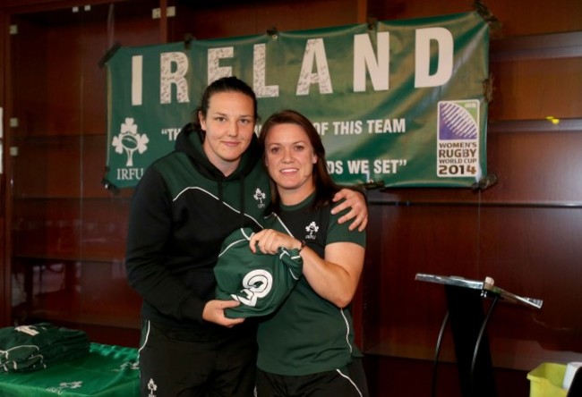 Lynne Cantwell presents the jersey to Paula Fitzpatrick