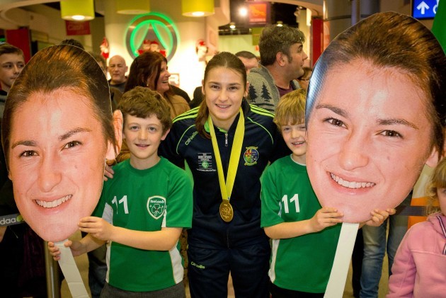 Katie Taylor in Dublin Airport with Gearoid Murphy (9) and Oisin Murphy ((8)