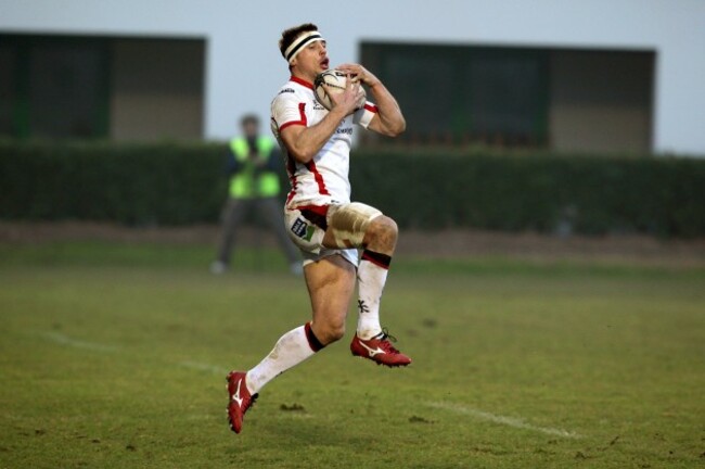 Tommy Bowe catches a high ball