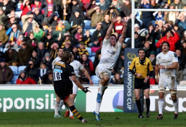 Andy Goode misses a drop goal to win the game