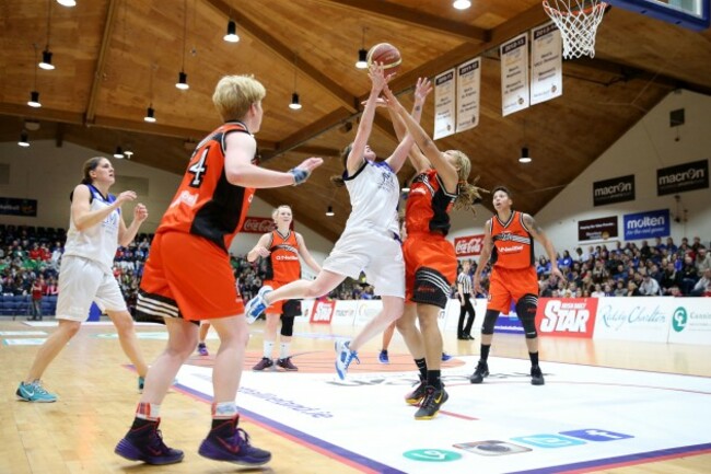 Olivia Lee puts pressure on Niamh Dwyer