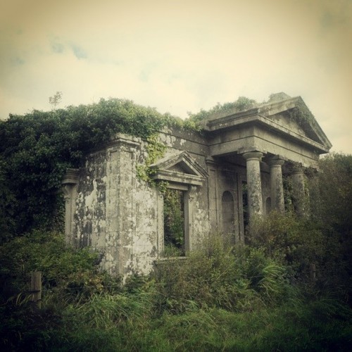 One of the gatelodges to Castleboro, Wexford. Built c. 1862, it faced one of the avenues that led into the big house. I assume it fell into disrepair following the destruction of the main house in 1923. It would make a great little renovation project. #ireland #history #irishhistory #urbanexploration #bighouse #fire #architecture #urbex #localhistory #ruin #instaireland #instadaily #wexford #castleboro #carew #gatelodge #nature_takes_over
