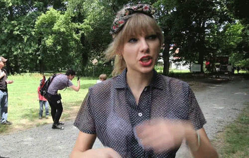 taylor-swift-excited-hand-motions
