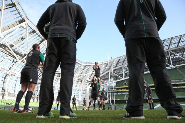 Rory Best throws to Tommy O'Donnell during line-out practice