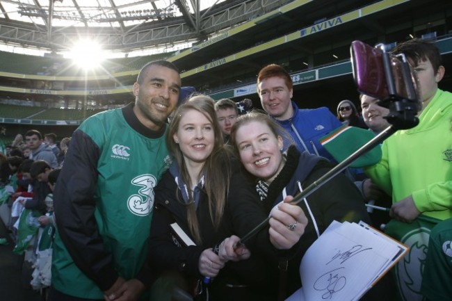 Simon Zebo takes a selfie with twins Rachel and Rebecca Mernagh