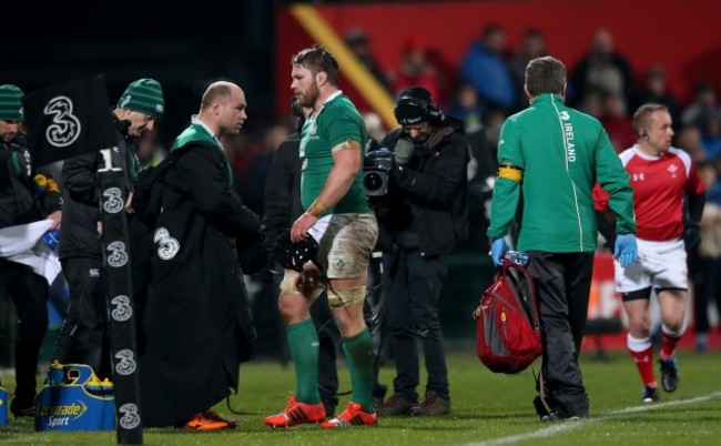 Richardt Strauss congratulates Sean O'Brien as he leaves the field