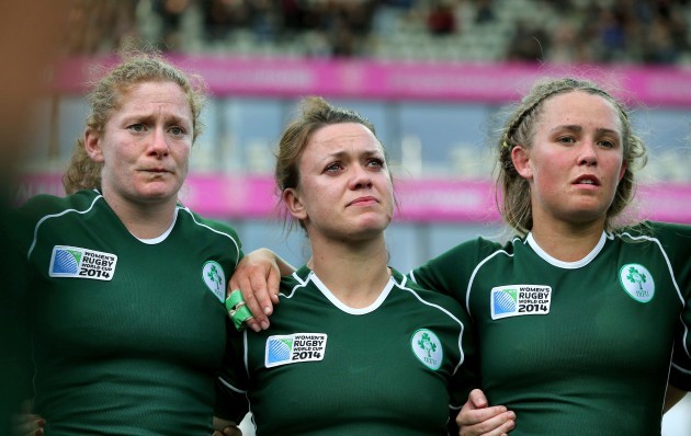 Grace Davitt, Lynne Cantwell and Ashleigh Baxter in the Ireland team huddle after the game