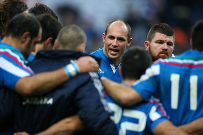 Sergio Parisse speaks to his teammates