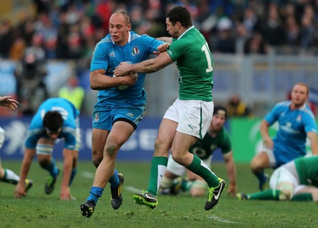 Rob Kearney tackles Sergio Parisse