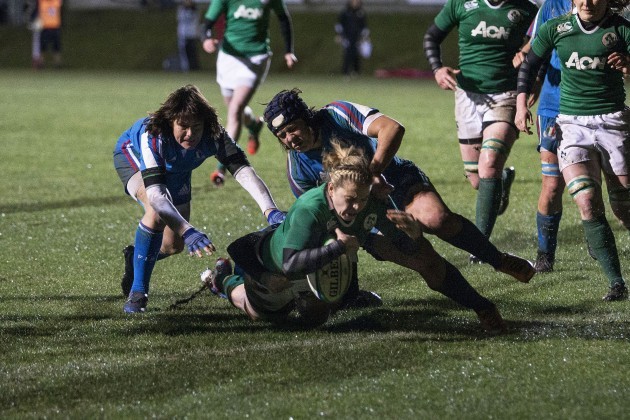 Niamh Briggs scores a try