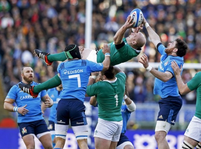 Paul O'Connell claims a high ball