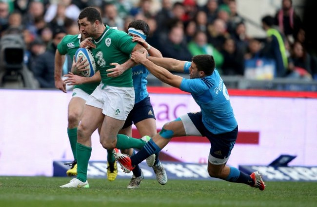 Rob Kearney tackled by Edoardo Gori