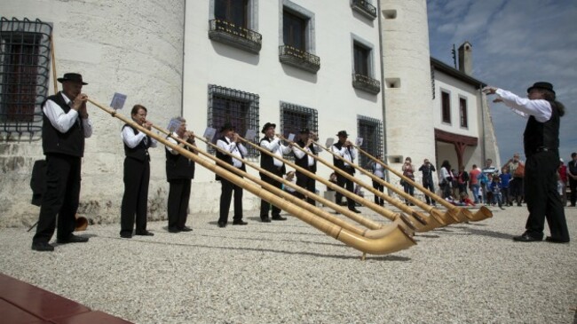 Swiss alphorn players