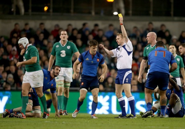 Wayne Barnes gives Rory Best a yellow card