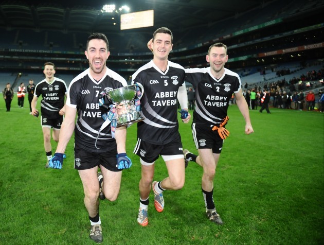 Stephen Leen, Trevor Wallace and Darren Dineen celebrate with the cup