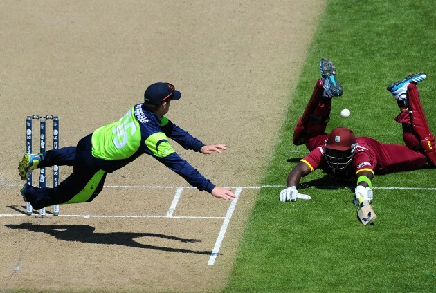 William Porterfield tries to run out Darren Sammy