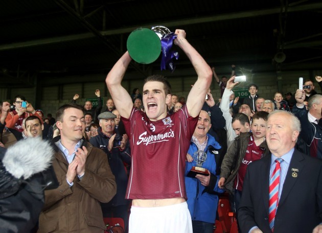 Fiontan O Curraoin lifts the cup