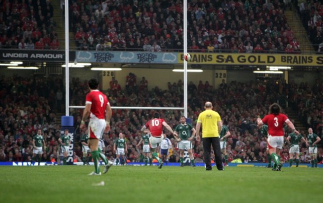 Stephen Jones kicks a last minute penalty that drops shot of the posts