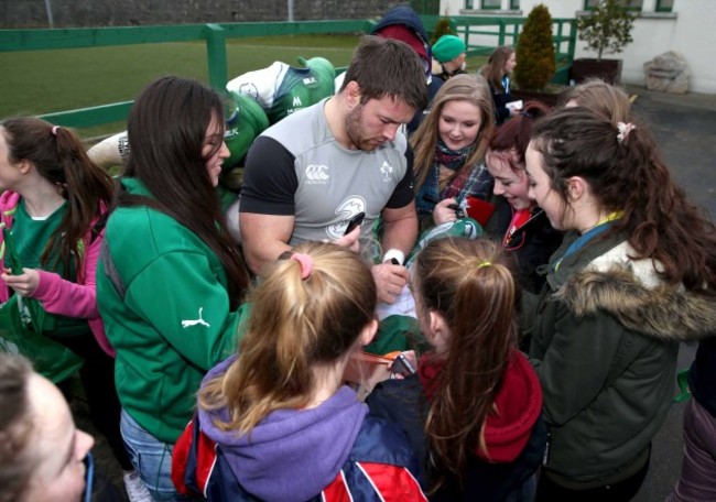 Sean O'Brien signs autographs for fans