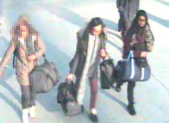 girls-at-gatwick-airport-390x285