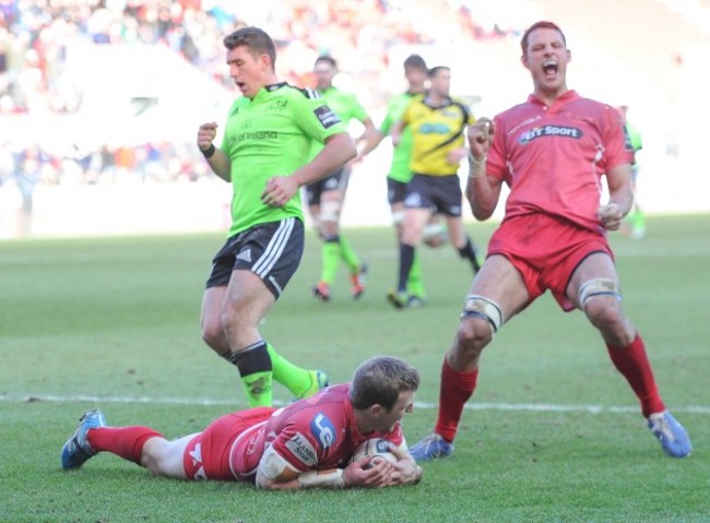 Aaron Shingler celebrates Hadleigh Parkes try