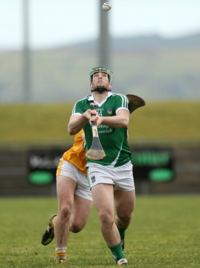 Shane Dowling plays a clever overhead pass