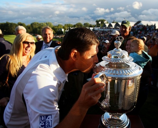 Padraig Harrington kisses the PGA Championship Trophy 10/8/2008