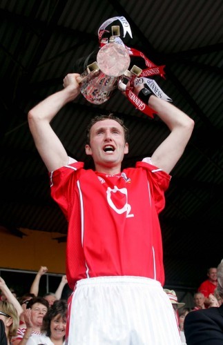 Pat Mulcahy lifts the cup 25/6/2006