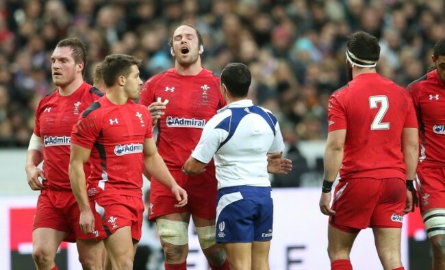 Alun Wyn Jones speaks to referee Jaco Peyper