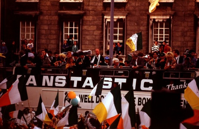 JACK CHARLTON WITH THE IRISH TEAM DURING THE ITALIA 90 WORLD CUP IN IRELAND PEOPLE IRISH TRICOLOUR FLAGS