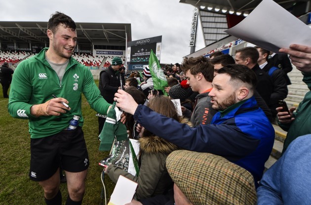 Robbie Henshaw signs autographs for fans