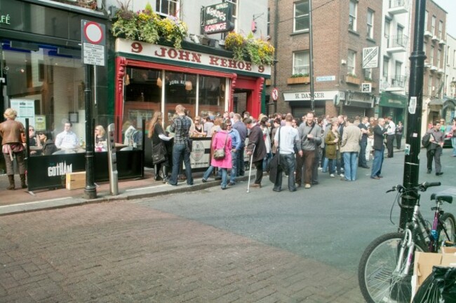 DUBLIN PUB - LARGE CROWD