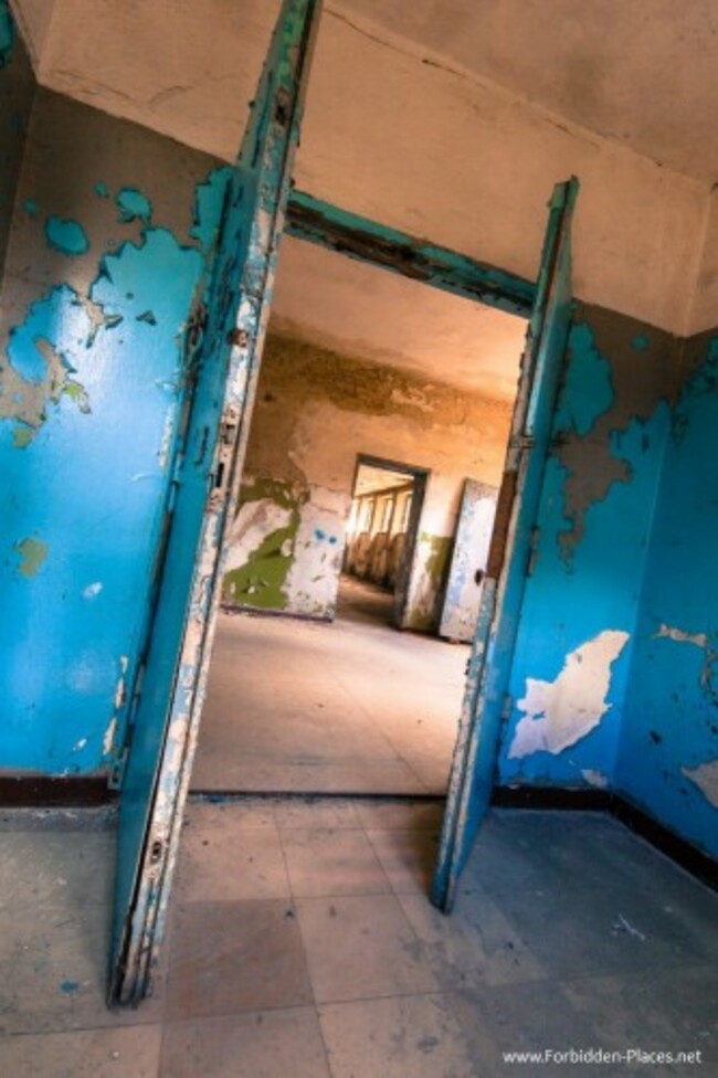 the-changing-rooms-once-painted-in-electric-shades-of-blue-and-olive-have-since-decayed