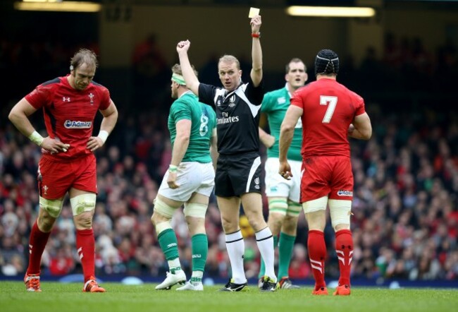 Wayne Barnes gives Sam Warburton a yellow card