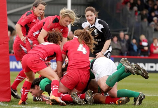 Paula Fitzpatrick scores a try