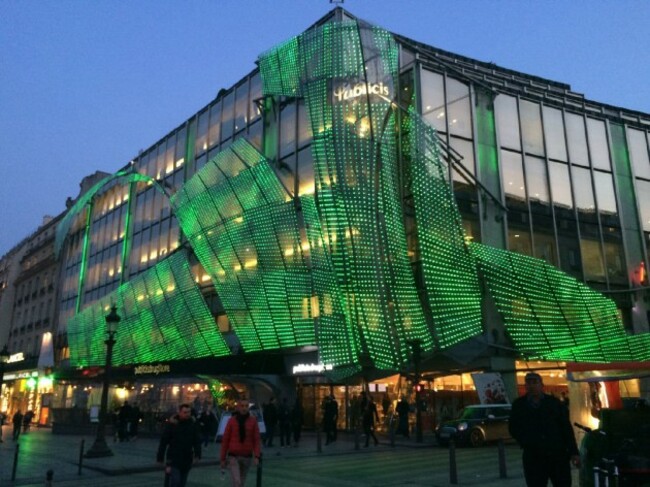 PUBLICIS LANDMARK BUILDING ON THE CHAMPS ELYSÉES IN PARIS JOINS