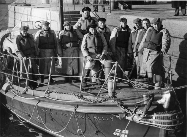 Kelly's Heroes - the crew of the Sir Samuel Kelly    1953.