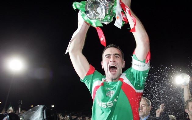 Cork's City's captain Dan Murray raises the League Cup 18/11/2005