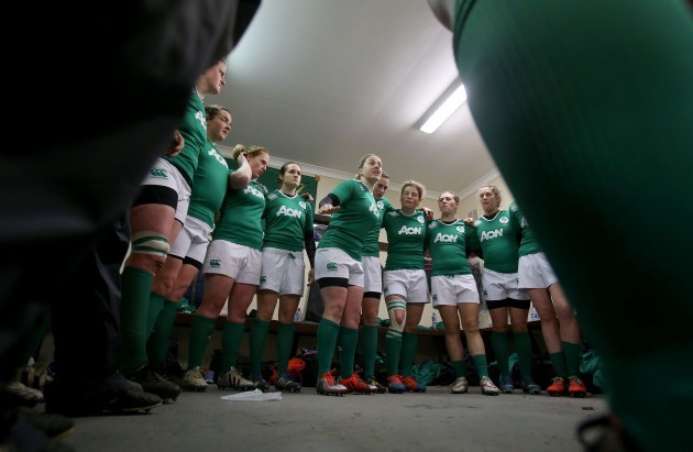 Niamh Briggs talks to her team before the game