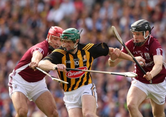 Henry Shefflin tackled by Iarla Tannian and Kevin Hynes