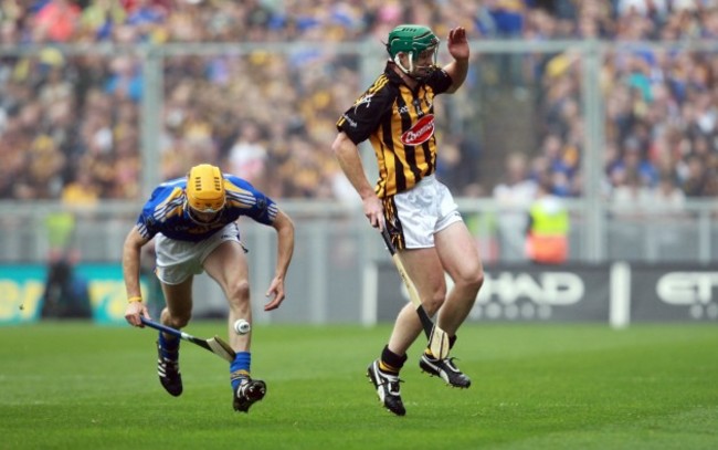 Henry Shefflin pulls up with a knee injury in the first half