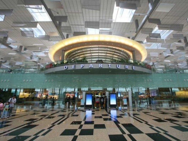 most-passengers-enter-the-airport-at-terminal-3-the-newest-and-largest-terminal-at-changi-which-is-where-singapore-airlines-is-based-at-380000-sq-m-the-terminal-is-spacious-with-high-ceilings-and-an-open-airy-fe
