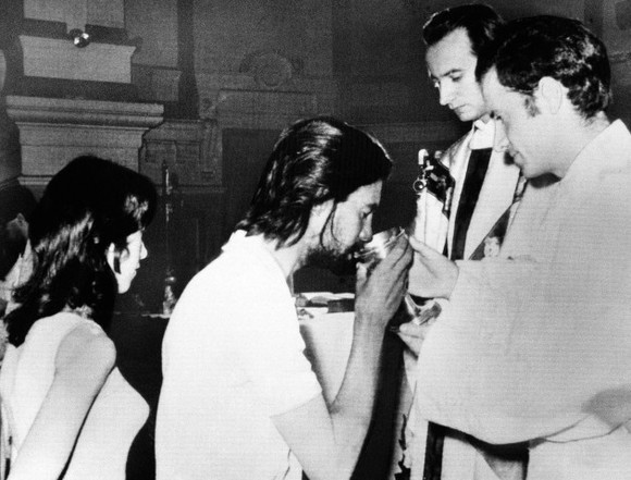 TheJournal.ie Ramon Sabella mottar vin På en julemesse i Santiago, Chile, 26. desember 1972.