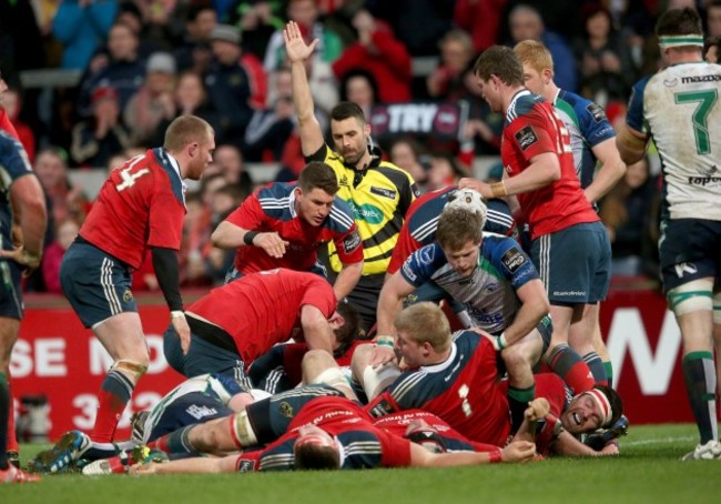 Leighton Hodges awards Munster their second try