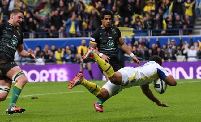 Wesley Fofana scores a try