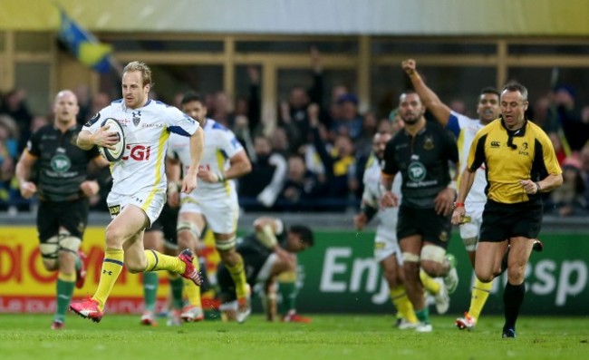 Nick Abendanon breaks free to score his side's fourth try